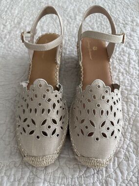 NWOT Tommy Bahama Cream Laser-Cut Espadrille Sandals, Sz 9.5, never worn